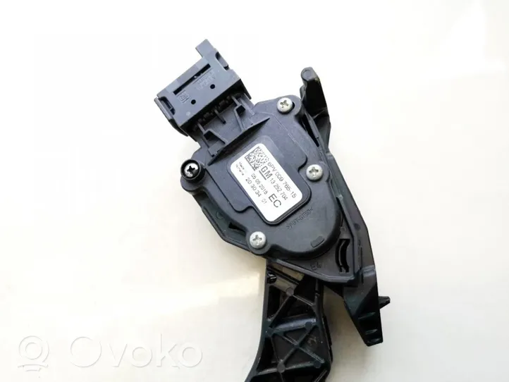 Opel Astra J Accelerator throttle pedal 13252704