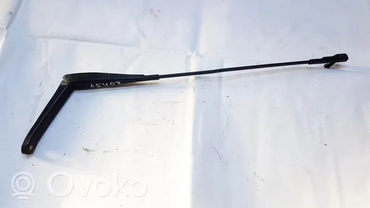 Ford Focus Ramię wycieraczki szyby przedniej / czołowej 4M5117526CB