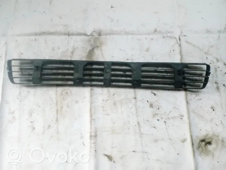 Audi A4 S4 B5 8D Grille inférieure de pare-chocs avant 8d0807683