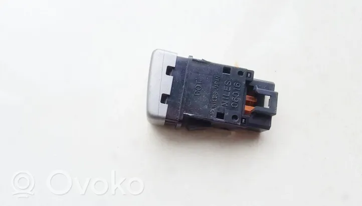 Subaru Forester SG Botón interruptor de luz de peligro niles06016