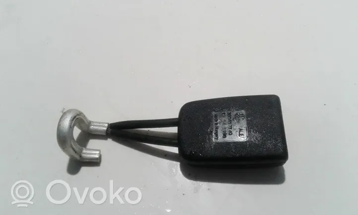 Volkswagen PASSAT B5 Klamra tylnego pasa bezpieczeństwa 3B0857740