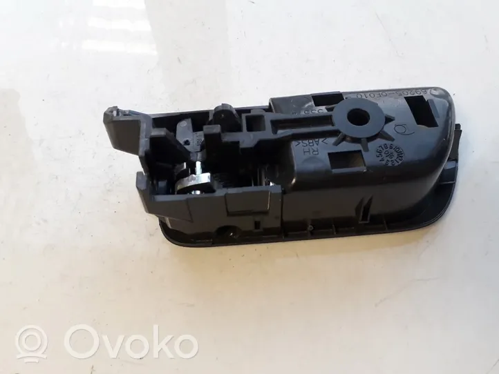 Toyota Corolla Verso AR10 Priekinė atidarymo rankenėlė vidinė 692050F010