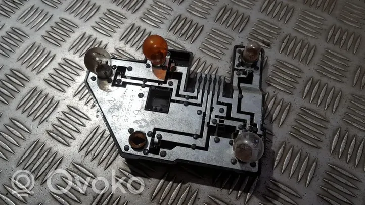 Opel Vectra B Cubierta del soporte de la lámpara de la luz trasera 90568049