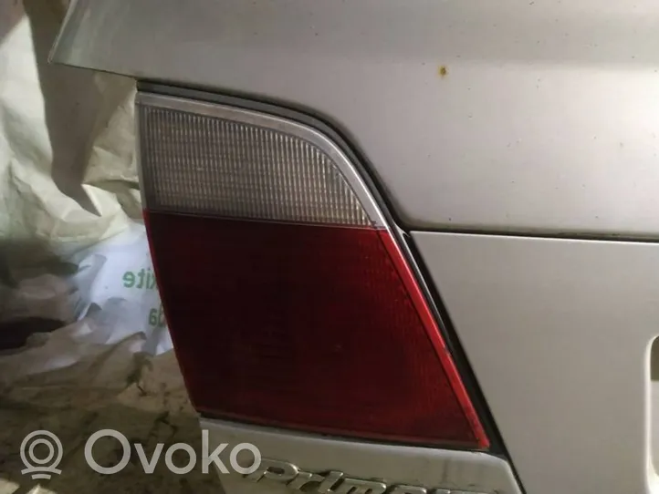 Nissan Primera Lampy tylnej klapy bagażnika 