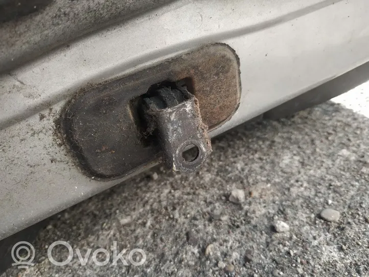 Nissan Qashqai Ogranicznik drzwi tylnych 