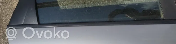 Nissan Primera Moulures des vitres de la porte arrière 