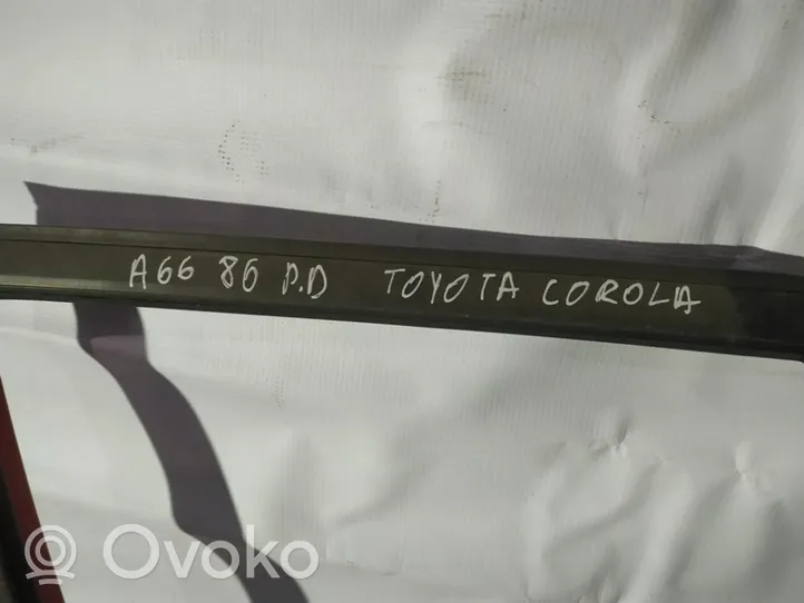 Toyota Corolla E90 Дверь raudonos