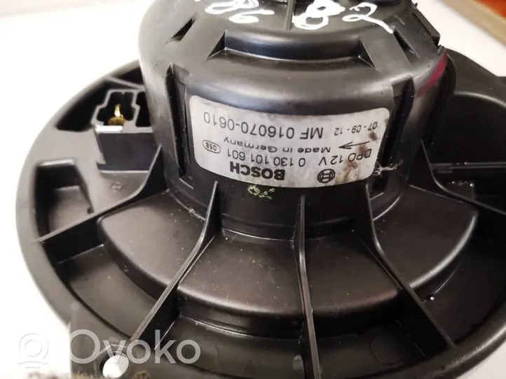 Toyota Avensis T250 Pečiuko ventiliatorius/ putikas 0130101601