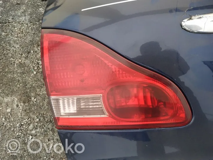 Toyota Avensis Verso Lampy tylnej klapy bagażnika 