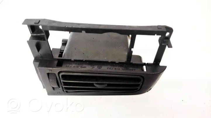 Volkswagen Golf III Centrālais gaisa ventilācijas režģis 1H6819703