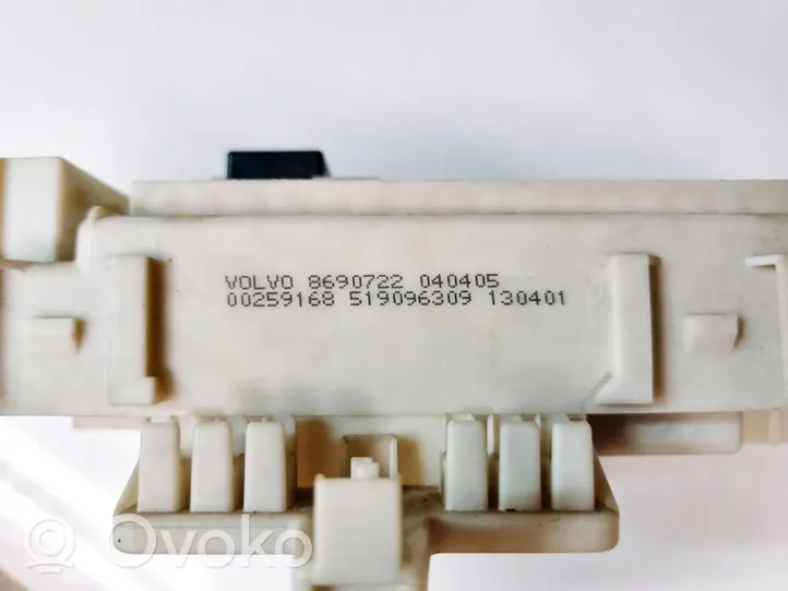 Volvo V50 Ящик предохранителей (комплект) 8690722
