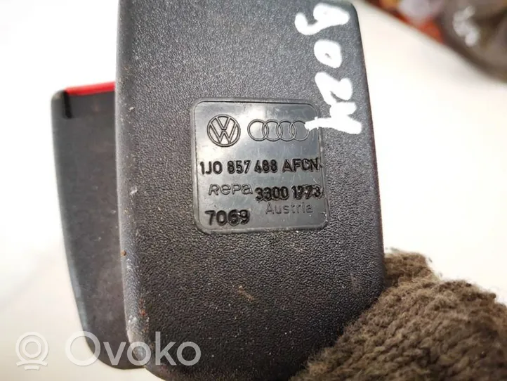 Volkswagen Golf IV Keskipaikan turvavyön solki (takaistuin) 1j0857488
