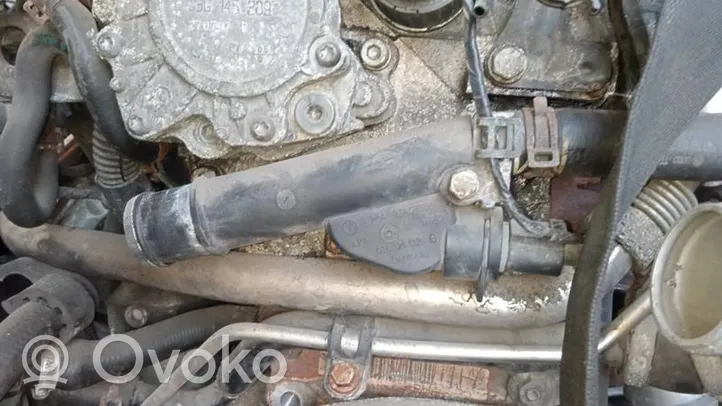 Volkswagen PASSAT B6 Moottorin vesijäähdytyksen putki/letku 038121132G