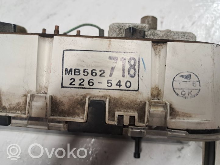 Mitsubishi Space Wagon Tachimetro (quadro strumenti) MB562718