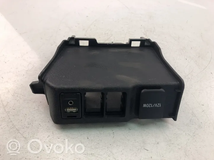 Toyota Auris 150 USB-ohjainlaite 861900D030