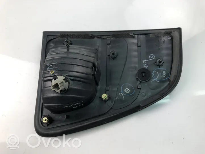 Toyota Land Cruiser (J100) Lampy tylnej klapy bagażnika 