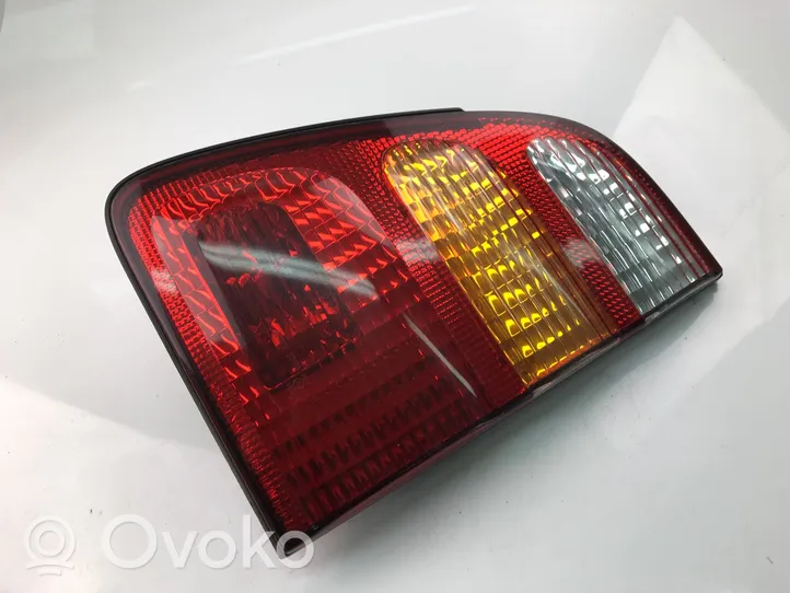 Toyota Land Cruiser (J100) Lampy tylnej klapy bagażnika 