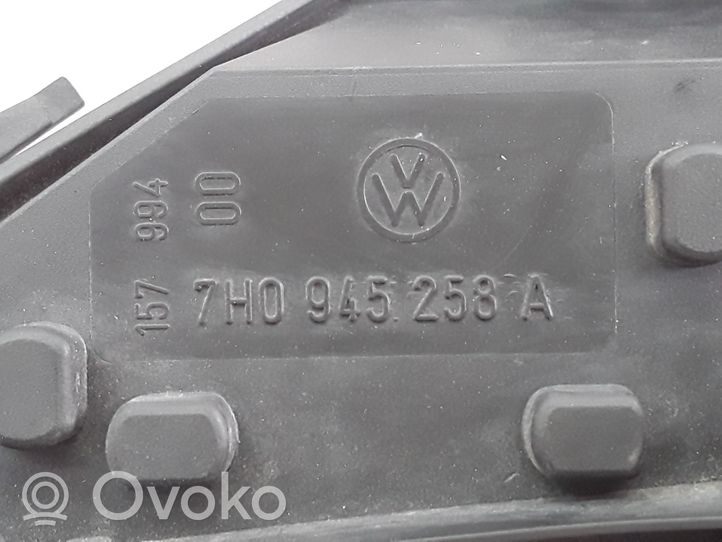 Volkswagen Transporter - Caravelle T5 Aizmugurējā luktura detaļa 7H0945258A