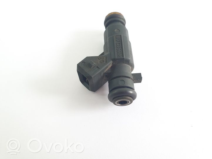 Volkswagen Touareg I Fuel injector 077133551M