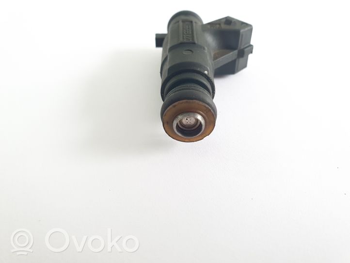 Volkswagen Touareg I Fuel injector 077133551M