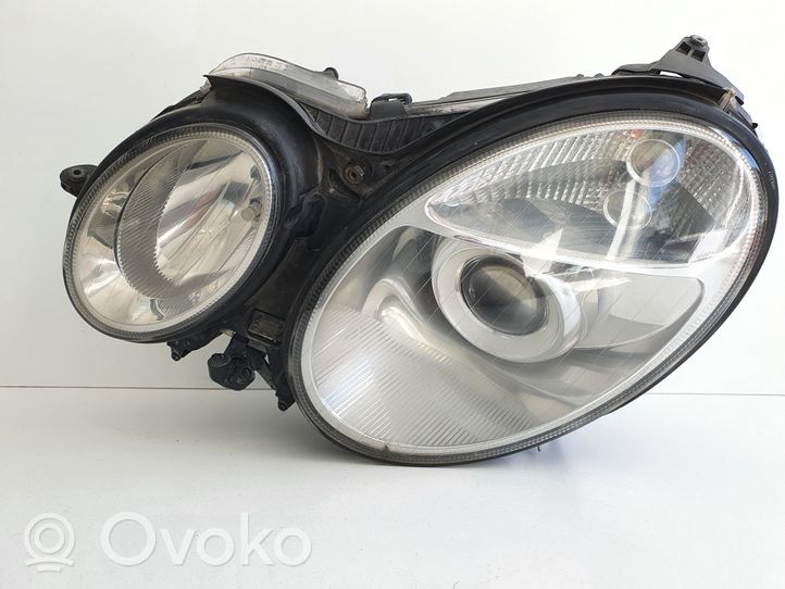 Mercedes-Benz E W211 Lampa przednia 15435900