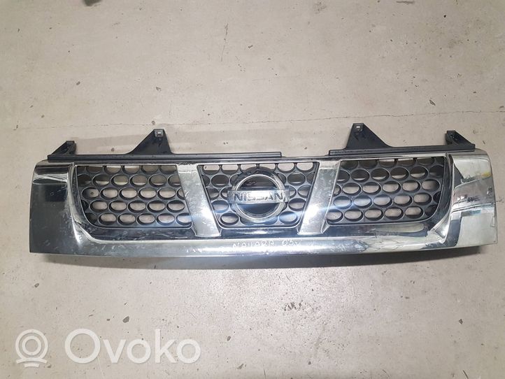 Nissan Navara D22 Grille calandre supérieure de pare-chocs avant 62310