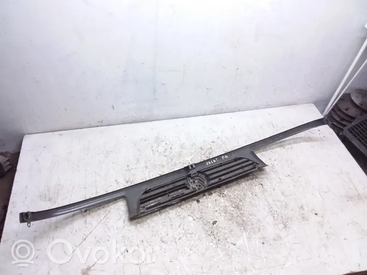 Volkswagen PASSAT B4 Grille calandre supérieure de pare-chocs avant 3A0853653B