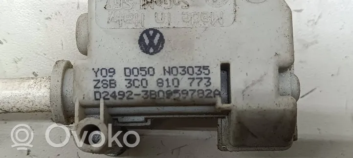 Volkswagen PASSAT B6 Motorino del tappo del serbatoio del carburante 3B0959782A