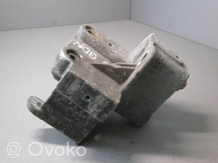 Volkswagen PASSAT B5.5 Supporto di montaggio della pompa del servosterzo 07d145879F