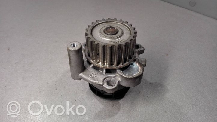 Volkswagen PASSAT B6 Pompe de circulation d'eau 1704807S