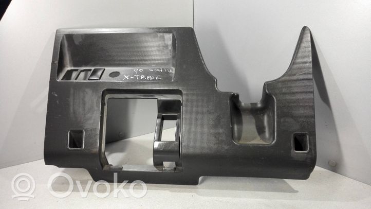 Nissan X-Trail T30 Garniture panneau inférieur de tableau de bord 681068H810