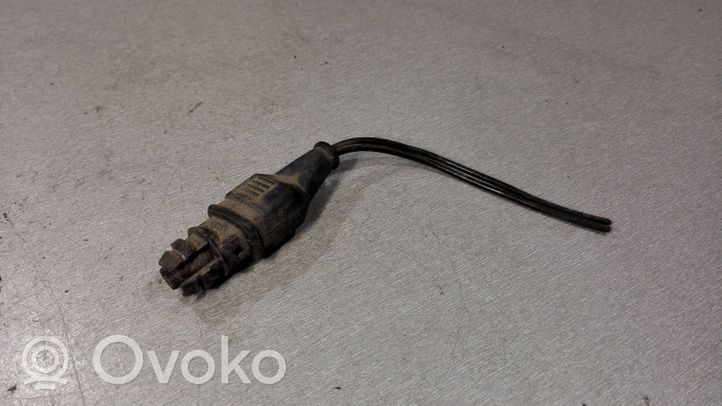 Volkswagen PASSAT B5 Czujnik temperatury zewnętrznej 8D0820535