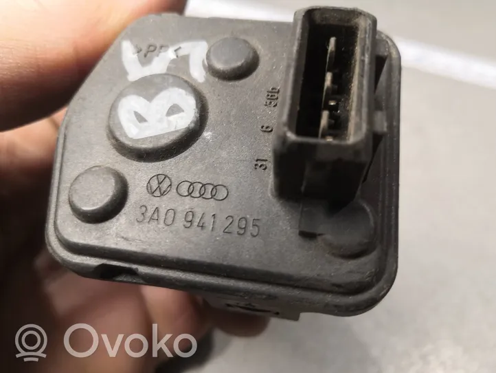 Volkswagen PASSAT B5 Ajovalojen korkeuden säätömoottori 3A0941295