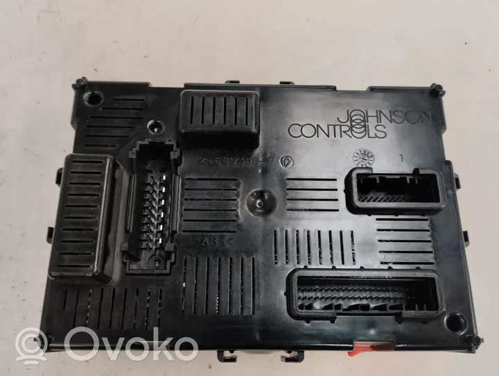 Renault Clio III Module de fusibles 8201054128