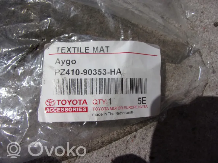 Toyota Aygo AB40 Zestaw dywaników samochodowych 