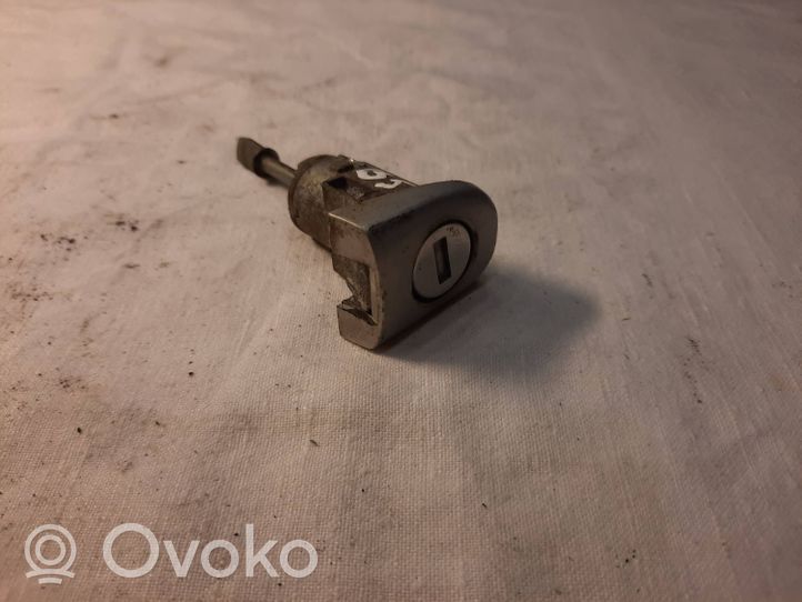 Volkswagen PASSAT B5 Front door lock (next to the handle) 