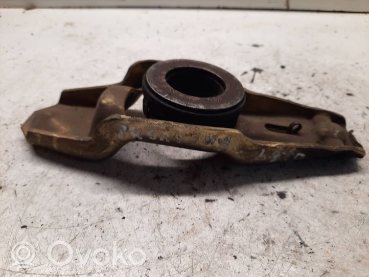 Volkswagen PASSAT B5 Clutch release arm fork 012141719