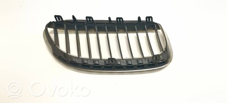 BMW 6 E63 E64 Grille calandre supérieure de pare-chocs avant 51137008915