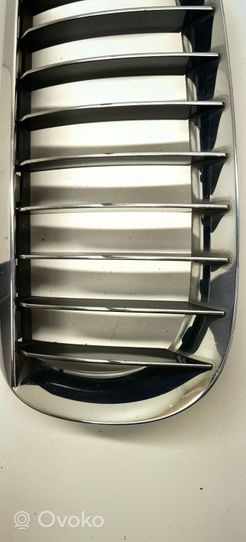 BMW 6 E63 E64 Grille calandre supérieure de pare-chocs avant 51137008915