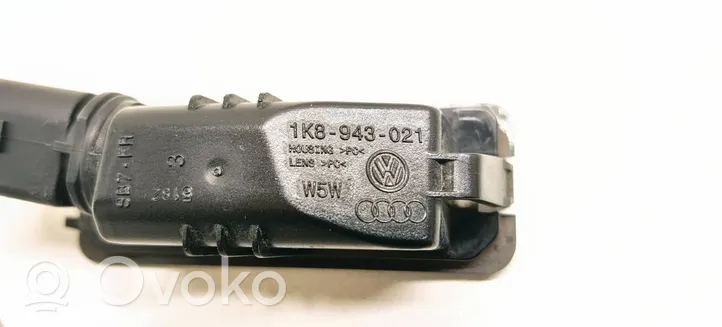 Volkswagen Golf VII Lampa oświetlenia tylnej tablicy rejestracyjnej 1K8943021