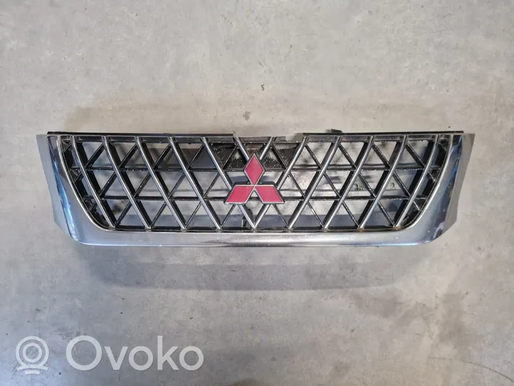 Mitsubishi L200 Grille calandre supérieure de pare-chocs avant 