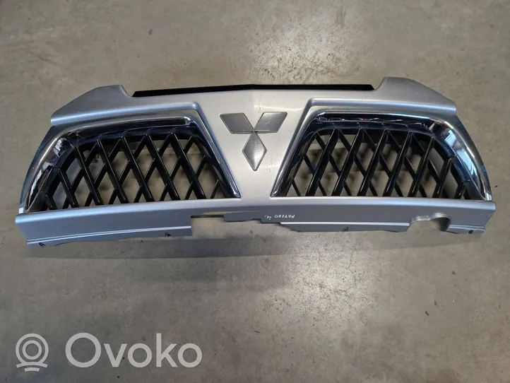 Mitsubishi Pajero Sport I Grille calandre supérieure de pare-chocs avant 