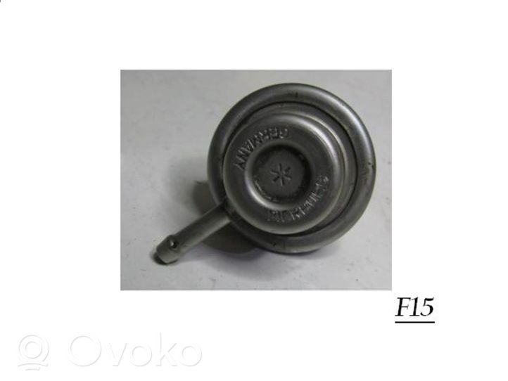 Volkswagen Bora Regulator ciśnienia paliwa 037133035H