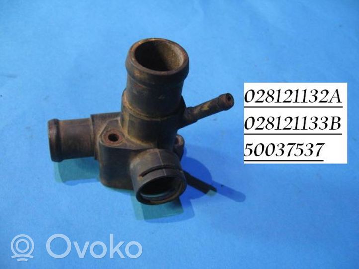 Volkswagen Vento Tuyau de liquide de refroidissement moteur 028121132A