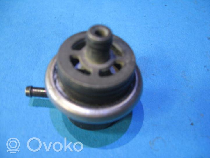 Opel Vectra B Régulateur de pression de carburant 90411542