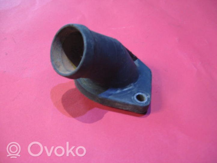 Audi A4 S4 B5 8D Termostaatin kotelo 048121121B