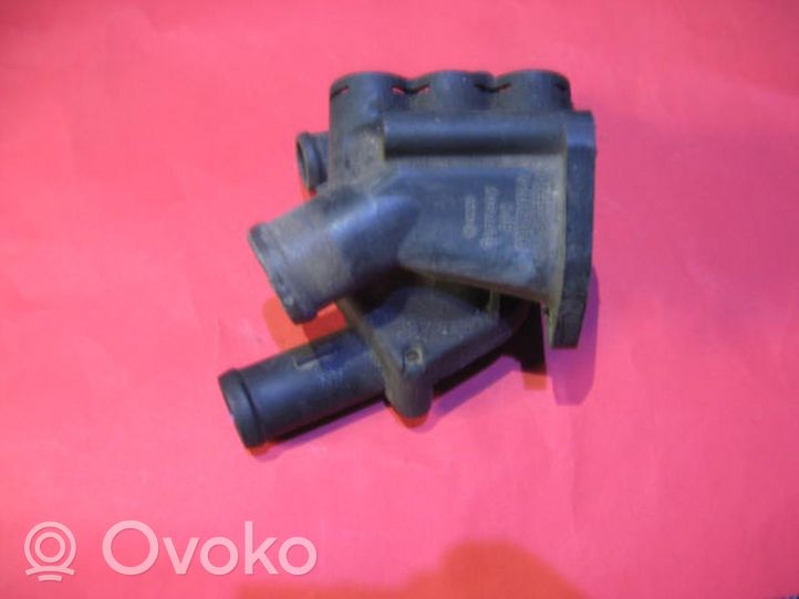 Volkswagen Golf III Boîtier de thermostat / thermostat 021121117A