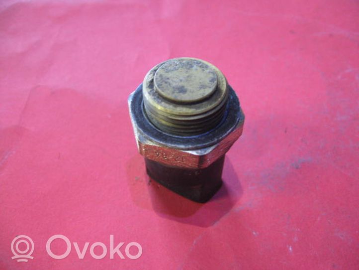 Volkswagen Polo II 86C 2F Sonde de température de liquide de refroidissement 321959481E