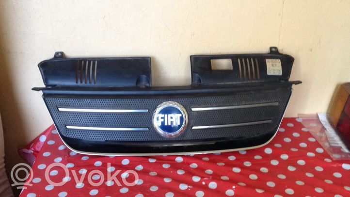 Fiat Idea Maskownica / Grill / Atrapa górna chłodnicy 735357980