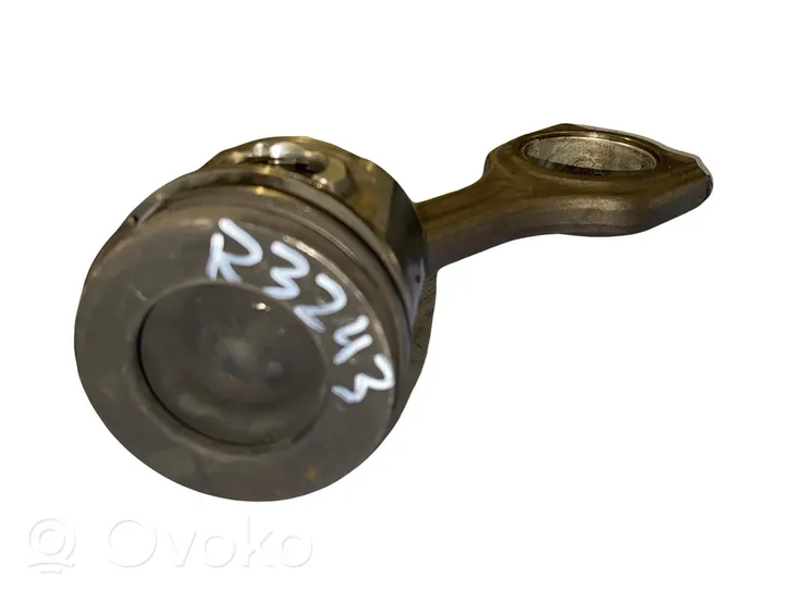 Ford Focus Piston with connecting rod 